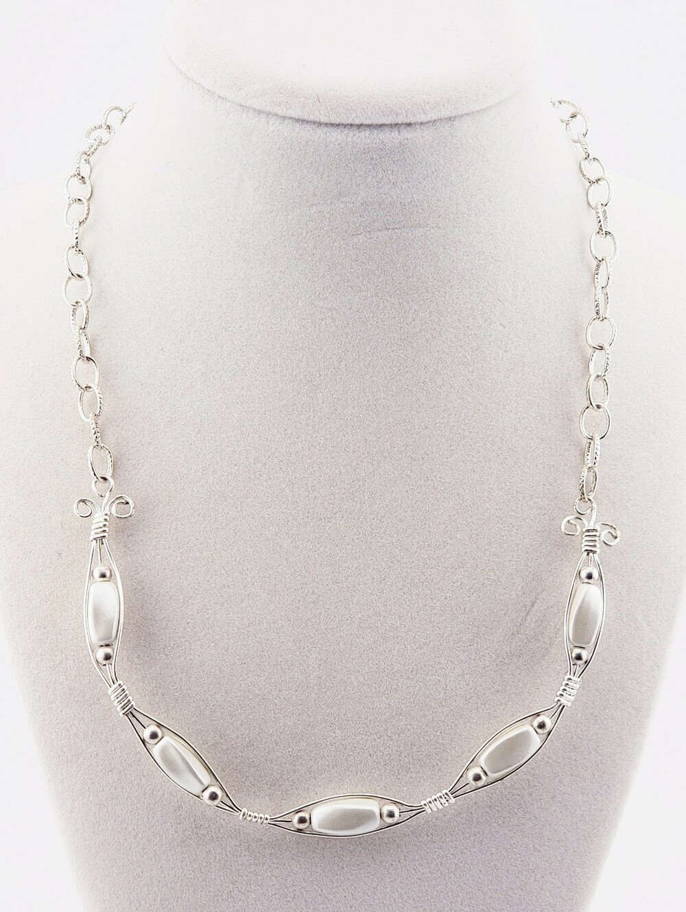 Intricate Detailed Wired Faux Pearl Necklace in Silver